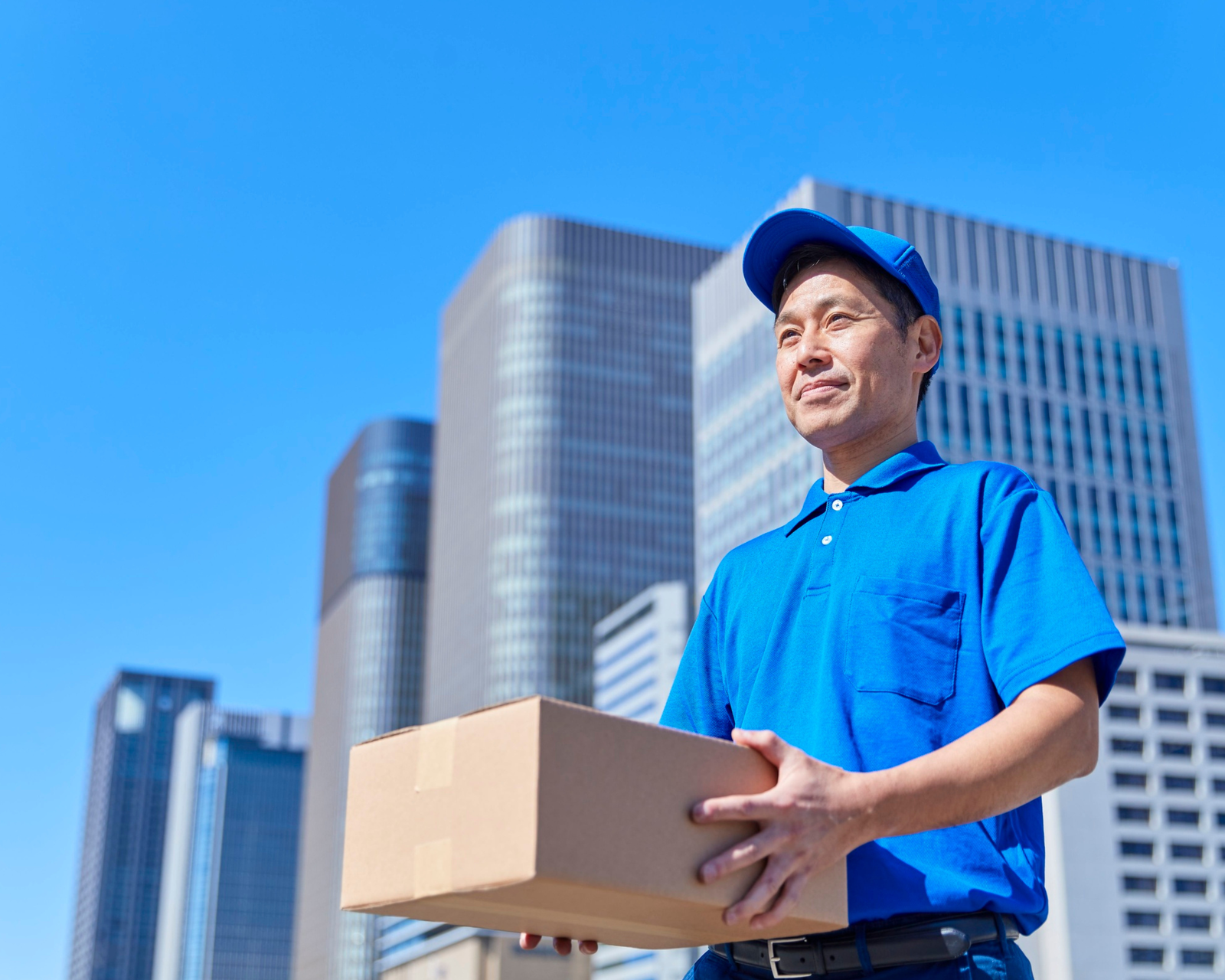 Courier with packages in an urban service area